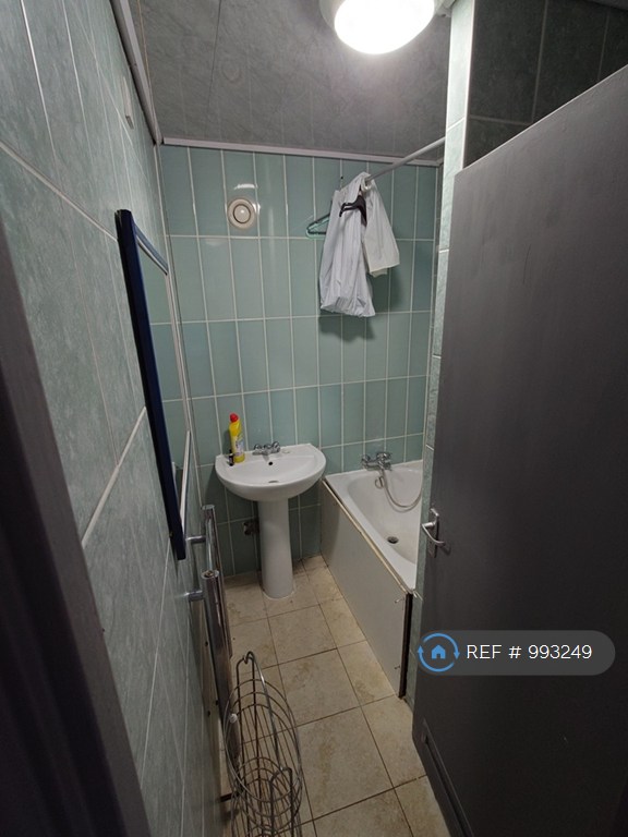 3 bedroom flat in Academy Gardens, Northolt, UB5 (3 bed) (#993249)