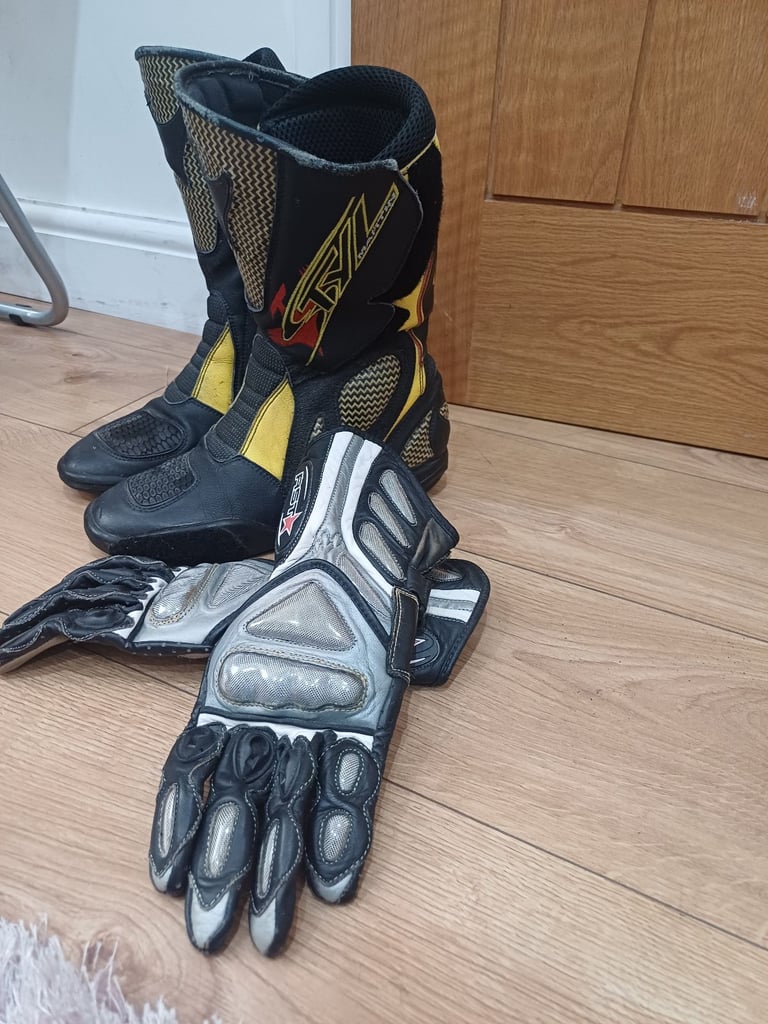 Motorbike boots and gloves 