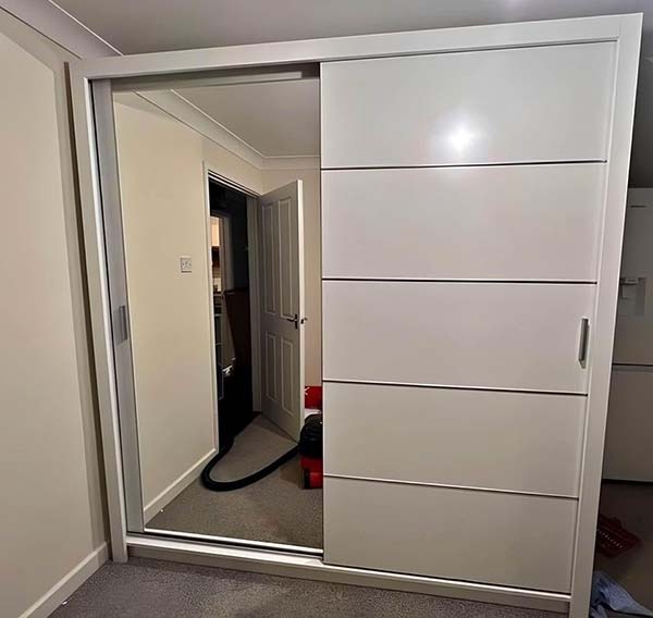 CHICAGO MIRRORED SLIDING WARDROBE FREE DELIVERY BRAND NEW!! in