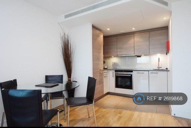 1 bedroom flat in St. George Wharf, London, SW8 (1 bed) (#2619868)