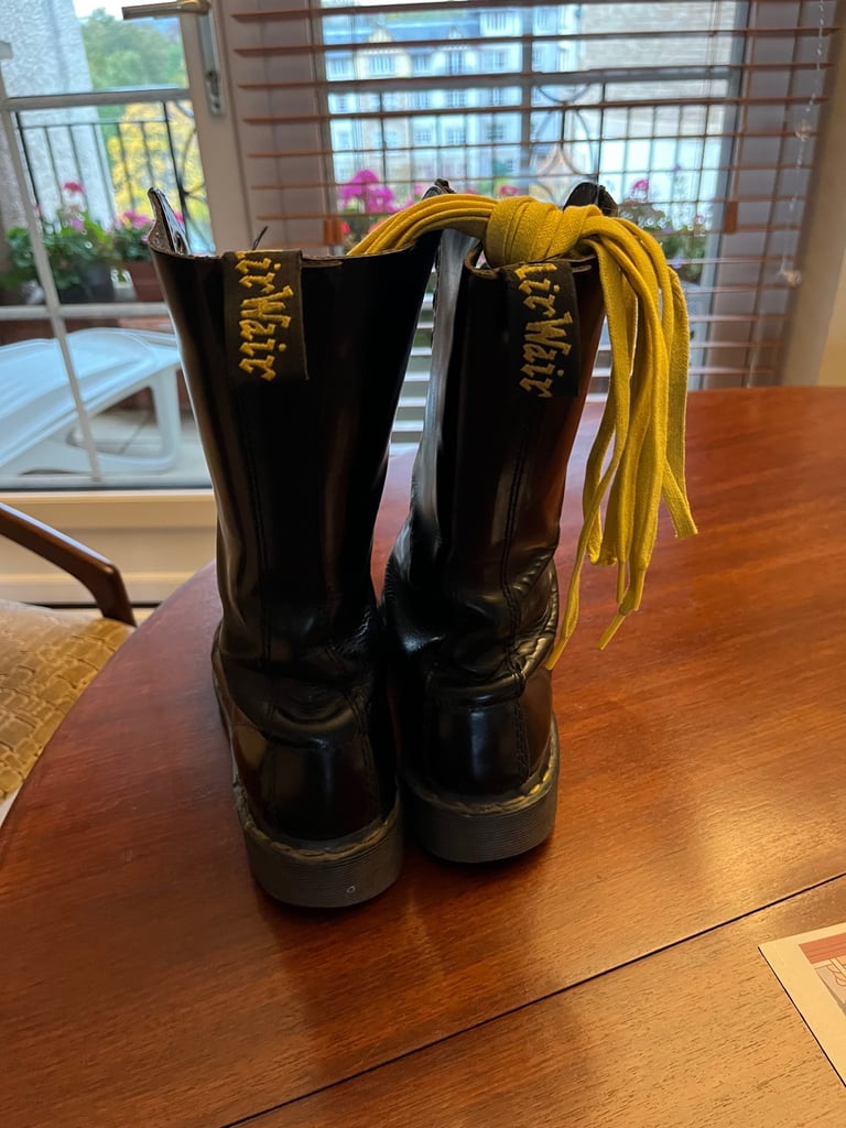 1914 Dr Martens 14 eyelet boots