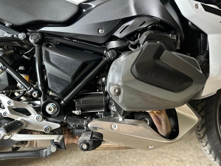 Stunning 2023/23 BMW R1250 RS SE in White with GR MOTO Exhaust and Panniers