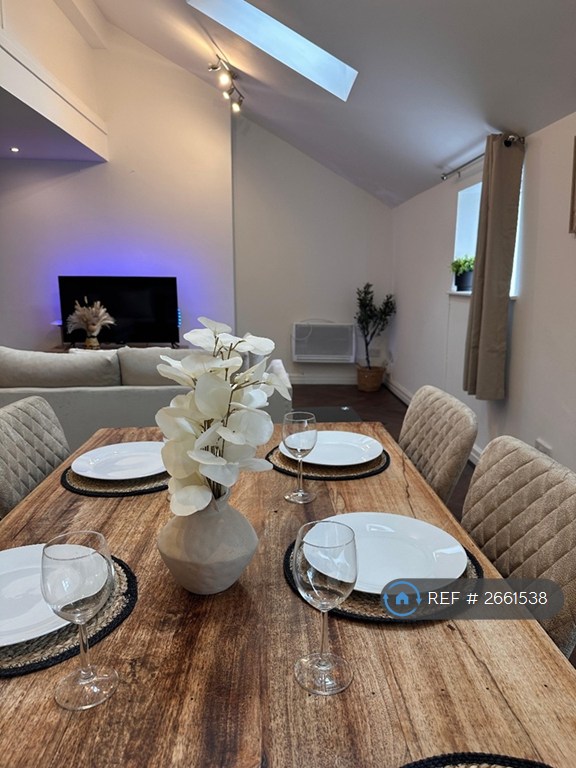 3 bedroom flat in Oak Terrace, Liverpool, L7 (3 bed) (#2661538)