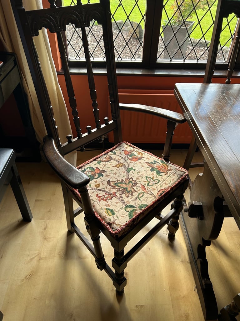 Old Charm Oak Dining Suite, Extending table, four chairs and two carvers. Good condition