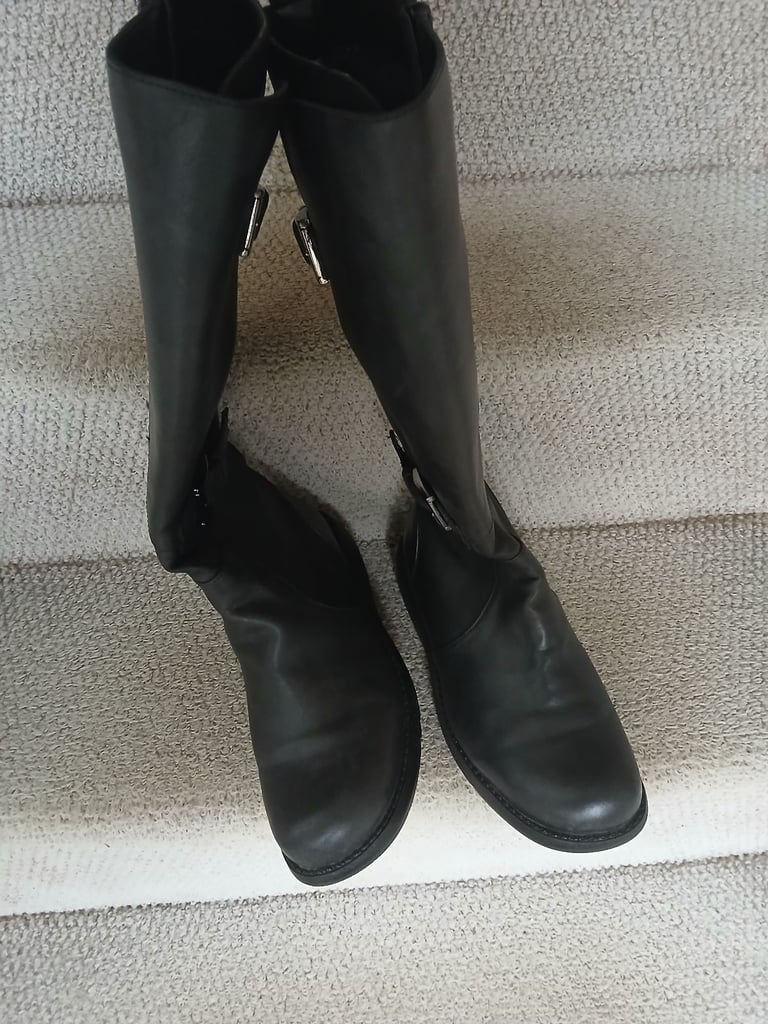 image for Lady's black boot's 