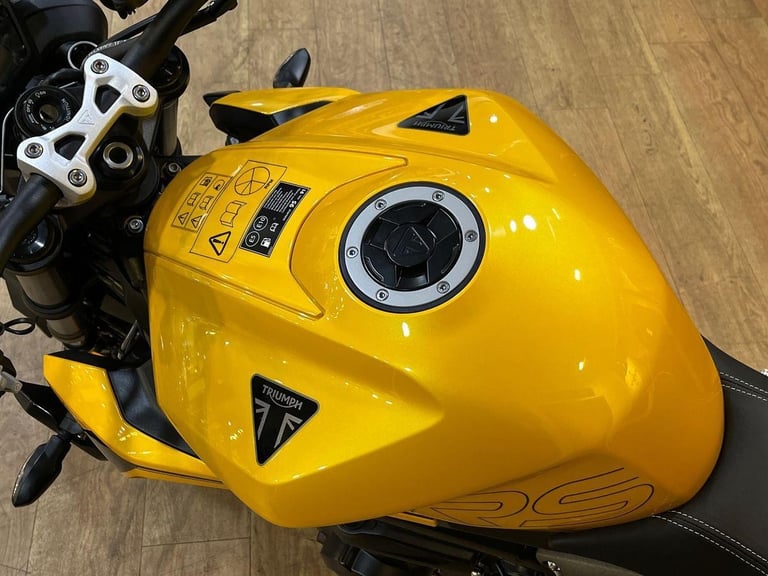 2025 Triumph Street Triple 765 RS PREMIUM COLOUR Petrol yellow 6 Speed