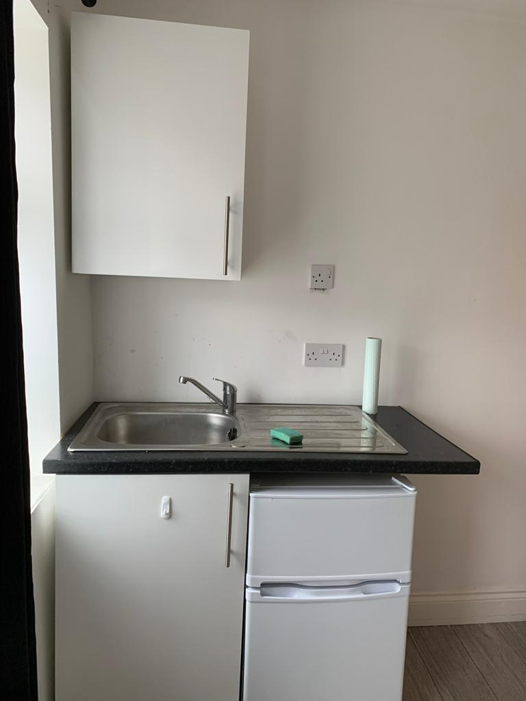 Studio room in Feltham TW13 7BU 