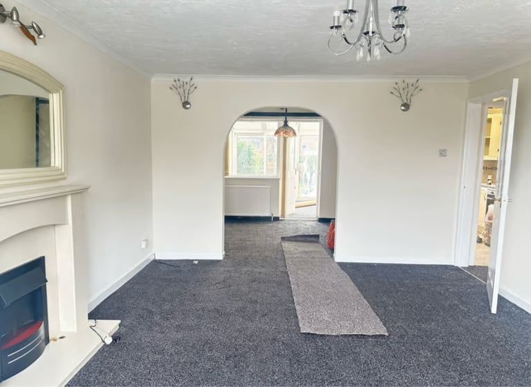 Modern 3-Bedroom House | Renovated | Fitted Kitchen | Garden | Gloucester Avenue, Nottingham - NG7