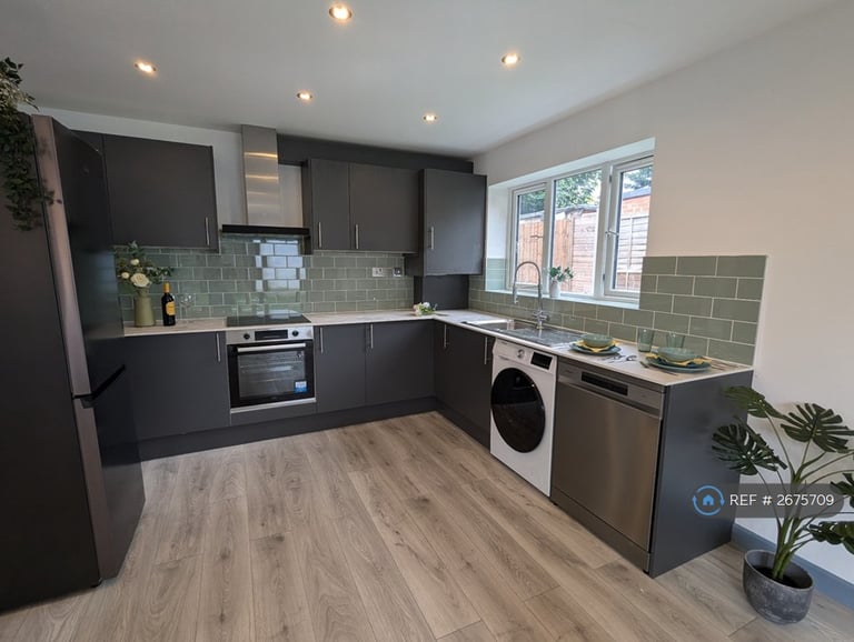 3 bedroom house in Barlow Close, Wallington, SM6 (3 bed) (#2675709)