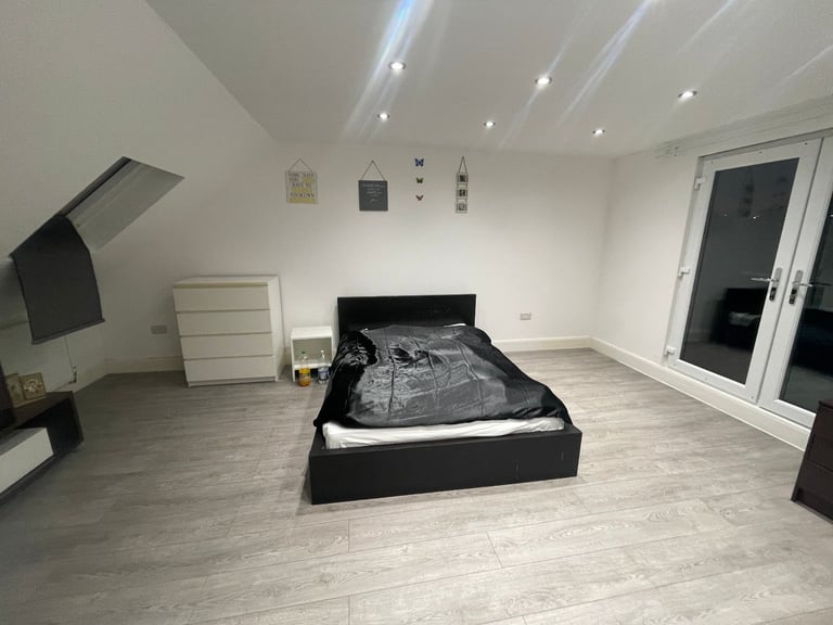 Spacious Double Studio-Style Room Private Shower Room  All Bills Included & Free High-Speed WiFi