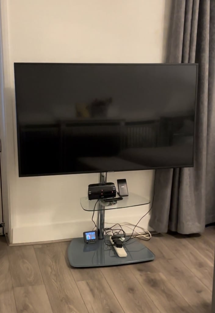 Floor Standing TV stand/ mount - AVF Iseo 600