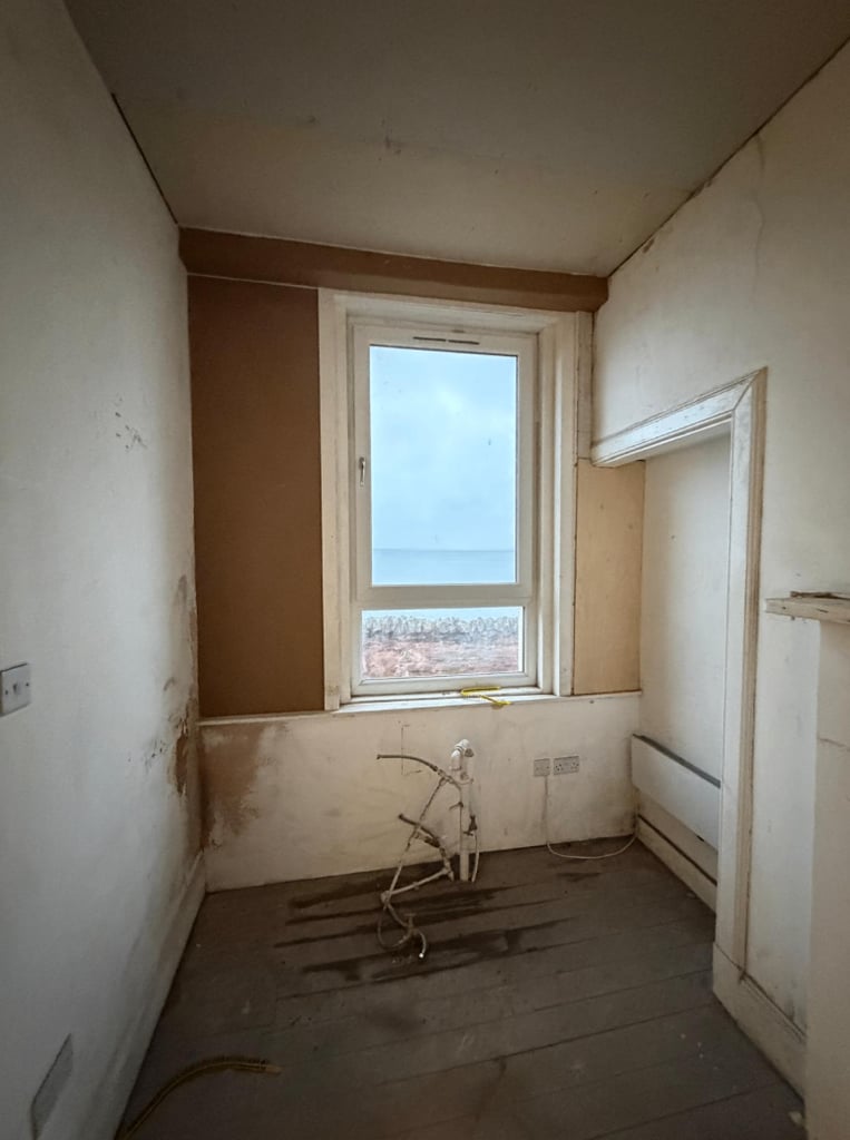 High Street Shop with Garage & Yard – Ideal for Chemist, Salon or Coffee Shop (£900pcm)