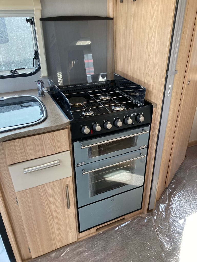 Fixed Bed Caravan Coachman Festival 560/4