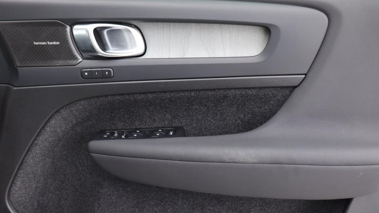 2025 Volvo XC40 B4 (P) Ultra Bright (Sunroof, Pilot Assist, BLIS, Leather) ESTATE Petrol/Electric...
