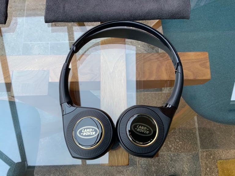 Land Rover Discovery 5 Bluetooth Headphones x2 plus Remote (genuine parts)