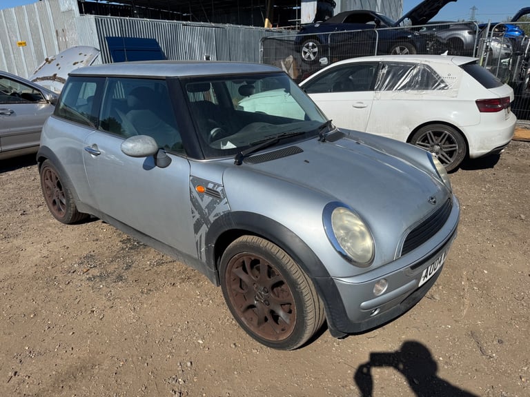 Mini one 1.6 petrol 2004 silver BREAKING FOR PARTS 