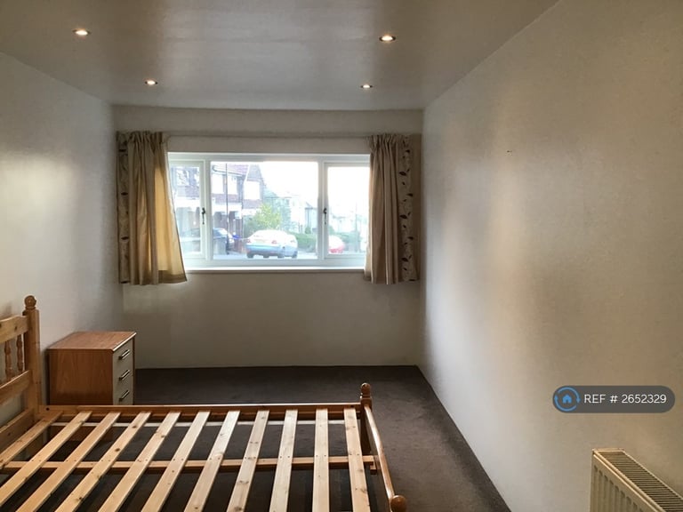 1 bedroom flat in The Parade, Sheffield, S12 (1 bed) (#2652329)
