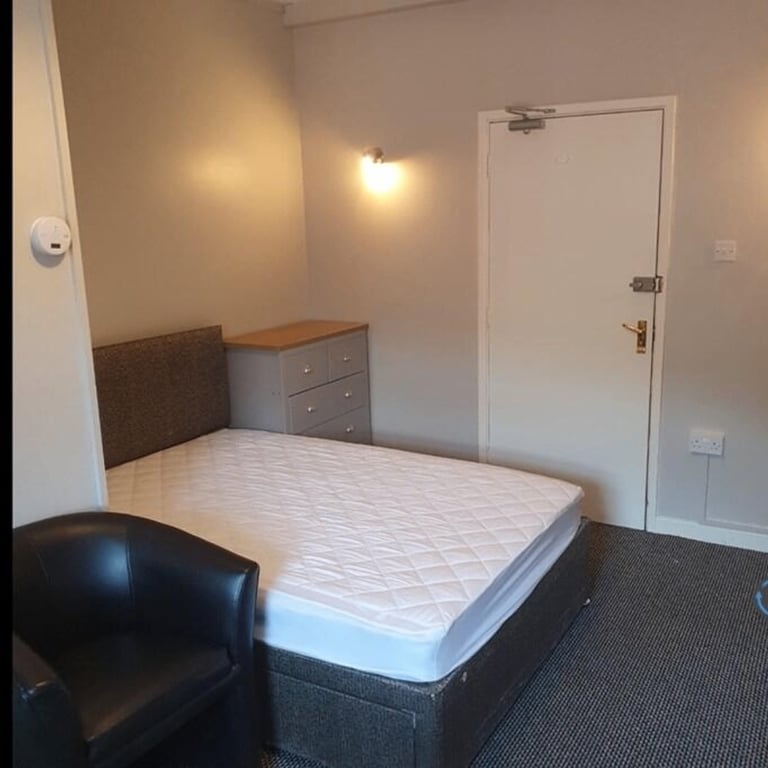 Emergency Accommodation at B29 7NA! Double Room available, Universal Credit Accepted, Same day move!