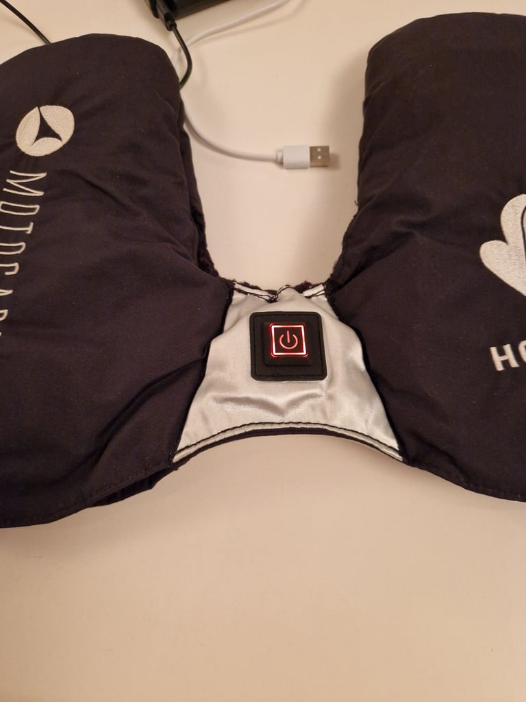 Motocaddy Hot Mitts with Motocaddy Powerbank