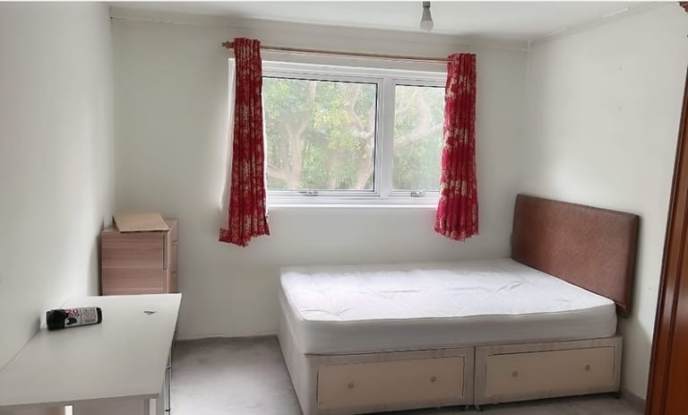 Large double room available in Stevenage Sg1