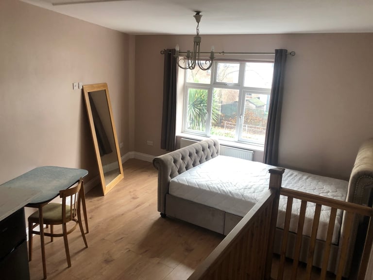 Fully Separate Studio Flat Elizabeth Line Station