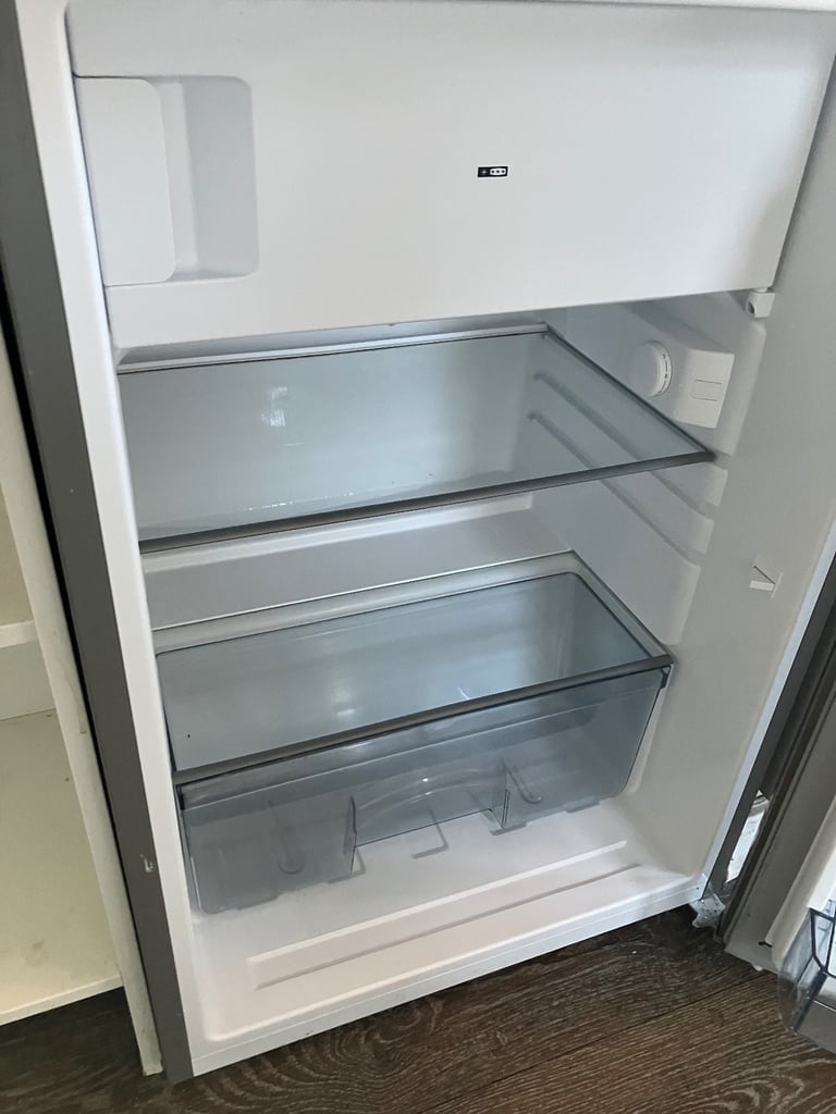 Fridge freezer (under counter)