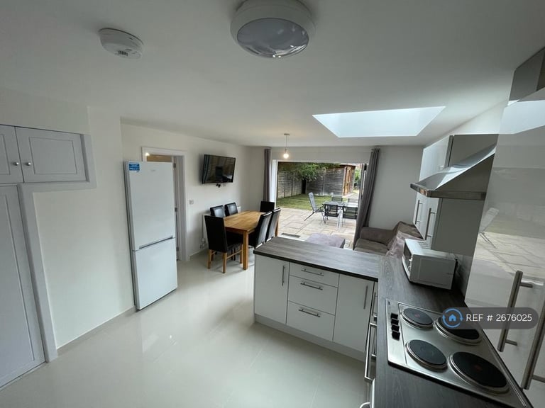 6 bedroom house in Cabell Road, Guildford, GU2 (6 bed) (#2676025)