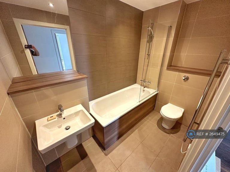 3 bedroom flat in The Riverside, Salford, M5 (3 bed) (#2649475)