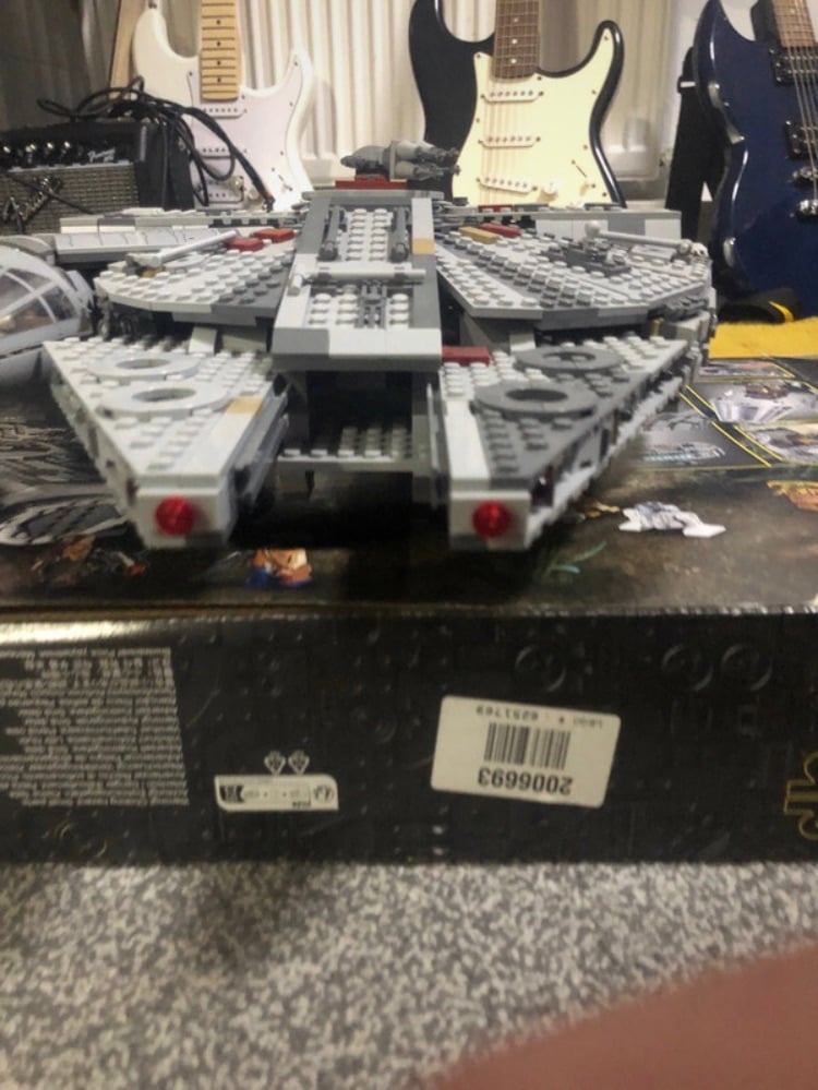 Lego millennium falcon 