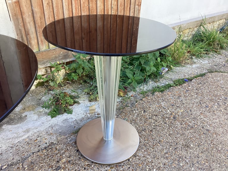 Restaurant large and small round tables with tempered glass excellent condition 