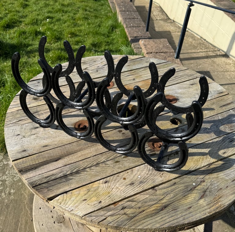 8 bottles vine rack horse shoes 