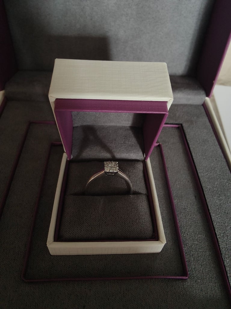 image for Beaverbrooks 9ct White Gold Ring Size R New 