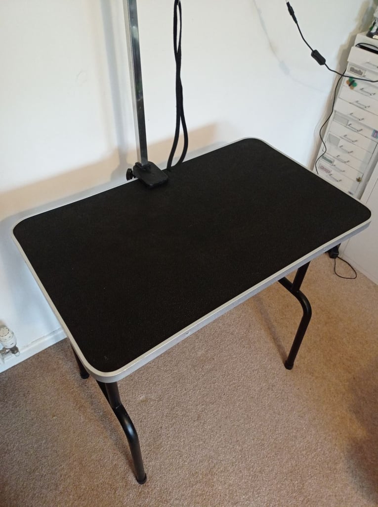 Dog grooming table