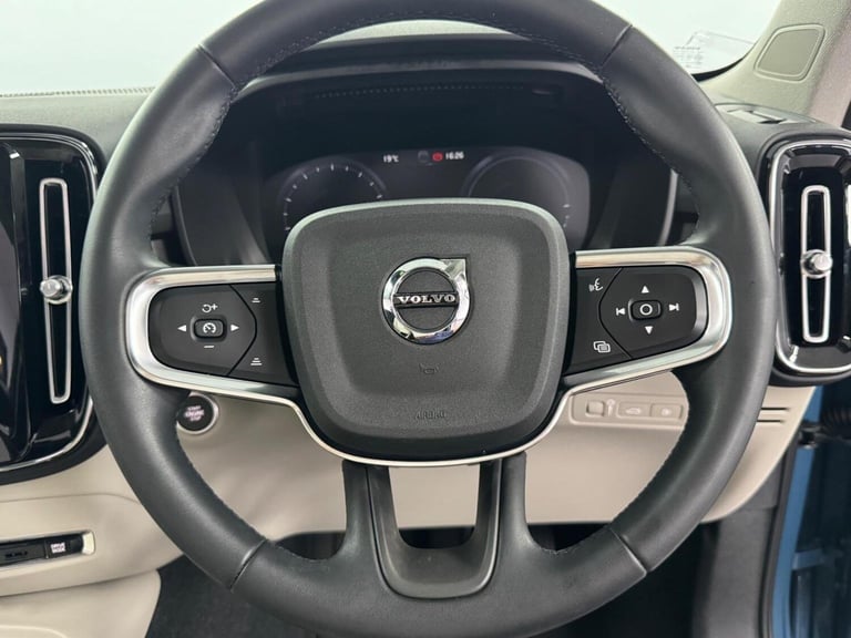 VOLVO XC40 1.5h T5 Recharge 10.7kWh Ultimate Dark Auto Euro 6 (s/s) 5dr 2023