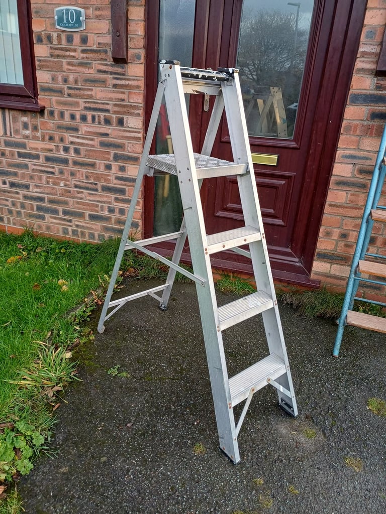 image for HEAVY DUTY ALUMINIUM STEP LADDER VGC £25 NO OFFERS DARWEN BB3 0DU 