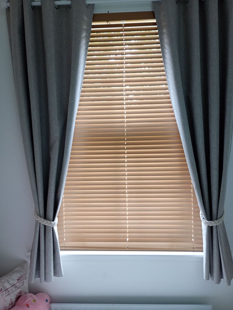 NEW Boxed - Set of beautiful Oak Natural Light wooden Venetian Blinds 120x 160 drop
