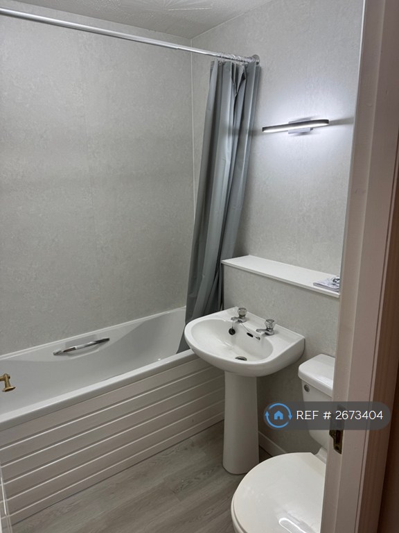 2 bedroom flat in Robertson Street, Greenock, PA16 (2 bed) (#2673404)