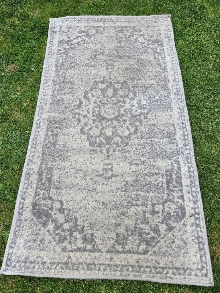 Light grey patterned rug / carpet £10