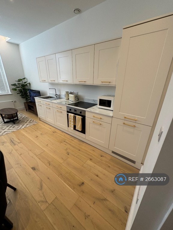 1 bedroom flat in Northenden Road, Sale, M33 (1 bed) (#2663087)