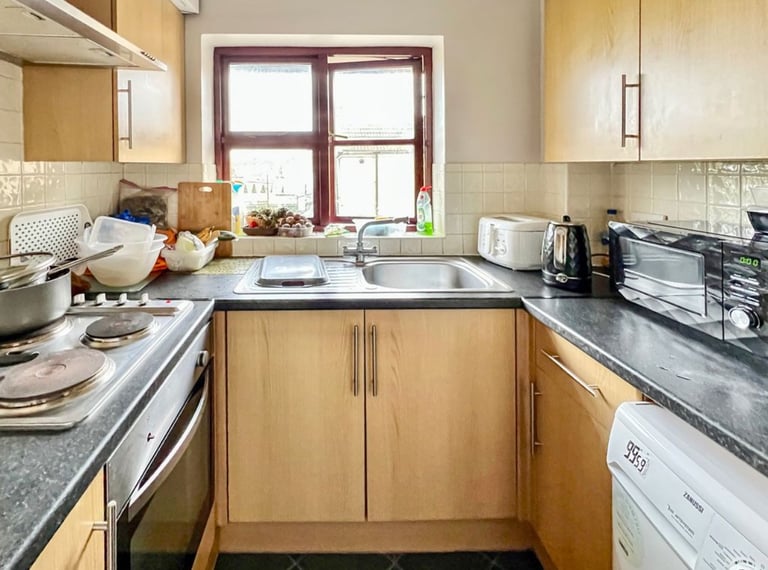 Studio Flat - 5 Min Walk to Station - Seperate Kitchen & Bathroom - Parking Available 