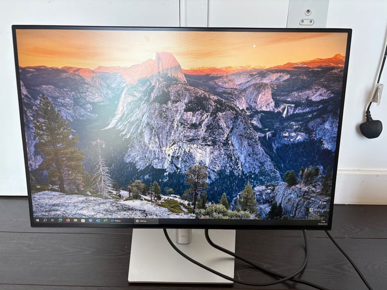Dell UltraSharp 24 USB-C Hub Monitor - U2421E