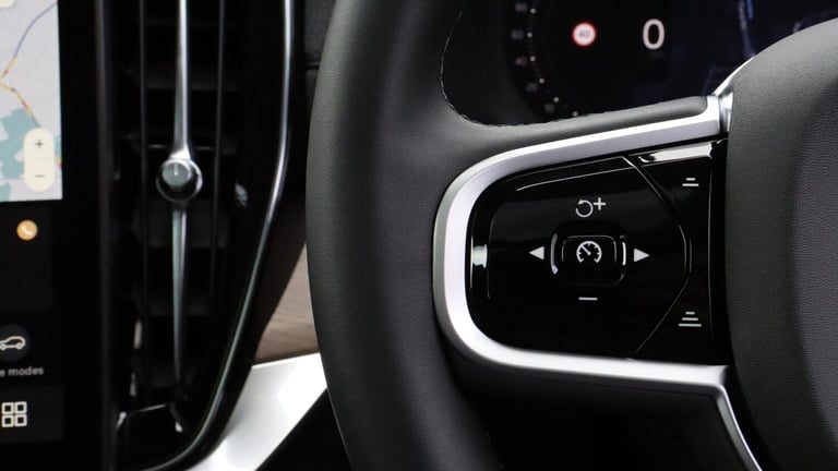 2025 Volvo XC90 B5 (P) AWD Plus Dark (Harman Kardon Sound, 360 Camera, Apple CarPlay, BLIS) ESTAT...