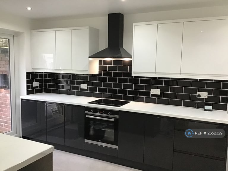 1 bedroom flat in The Parade, Sheffield, S12 (1 bed) (#2652329)