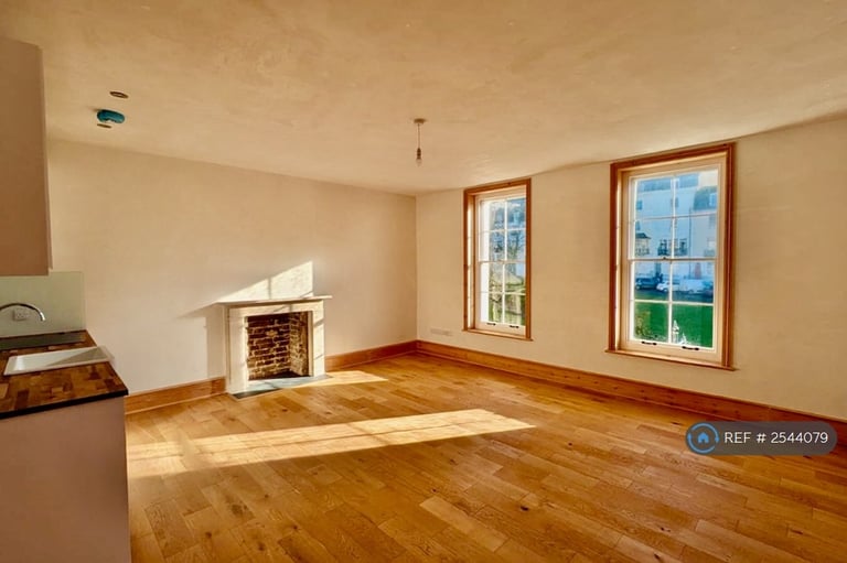 1 bedroom flat in Wellington Square, Hastings, TN34 (1 bed) (#2544079)