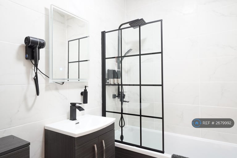 1 bedroom flat in Tudor House, Brighouse, HD6 (1 bed) (#2679992)