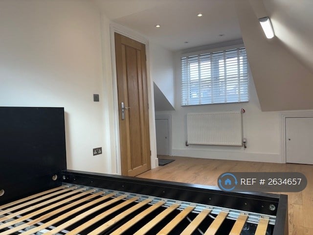 3 bedroom flat in Ilford, Ilford, IG1 (3 bed) (#2634657)