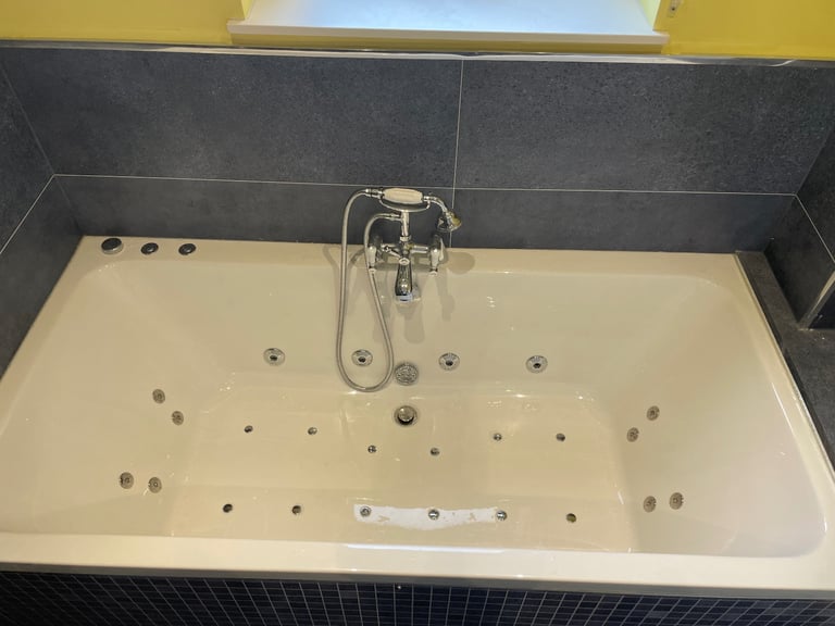 Whirlpool jet bath - hot tub jacuzzi - immaculate 