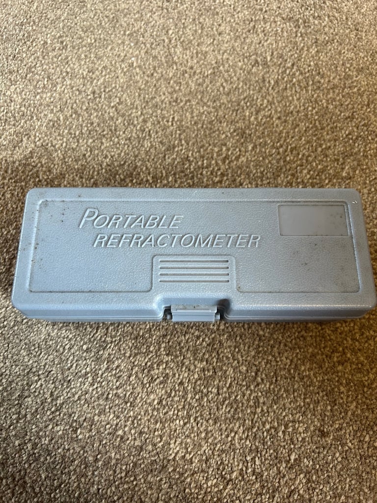 Portable refractometer for aquariums / tanks