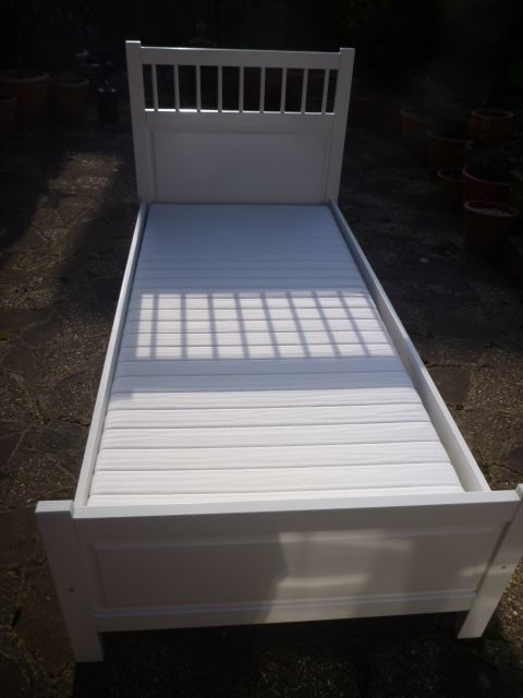 Sturdy White Single Bed & Mattress in Ex Cond