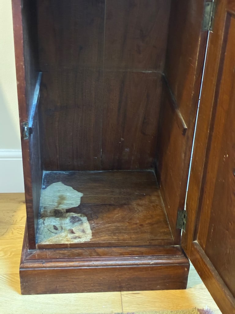 Hall / side / diningroom cupboard 